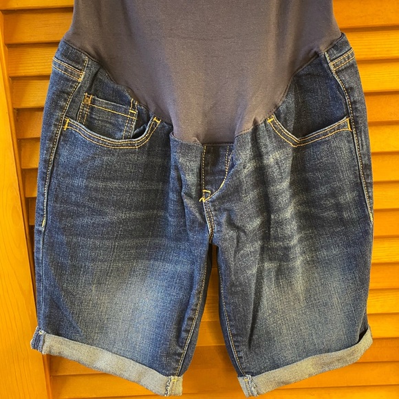 Old navy maternity shorts - Picture 2 of 6
